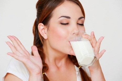 Mỗi ngày uống một cốc sữa đậu nành có tác dụng nhất định trong việc phòng ngừa ung thư đại tràng, đặc biệt đối với bệnh nhân tiểu đường có tác dụng giảm đường huyết tốt.